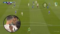 Newcastle rammer overliggeren fra midten - og scorer efter