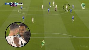 Newcastle rammer overliggeren fra midten - og scorer efter