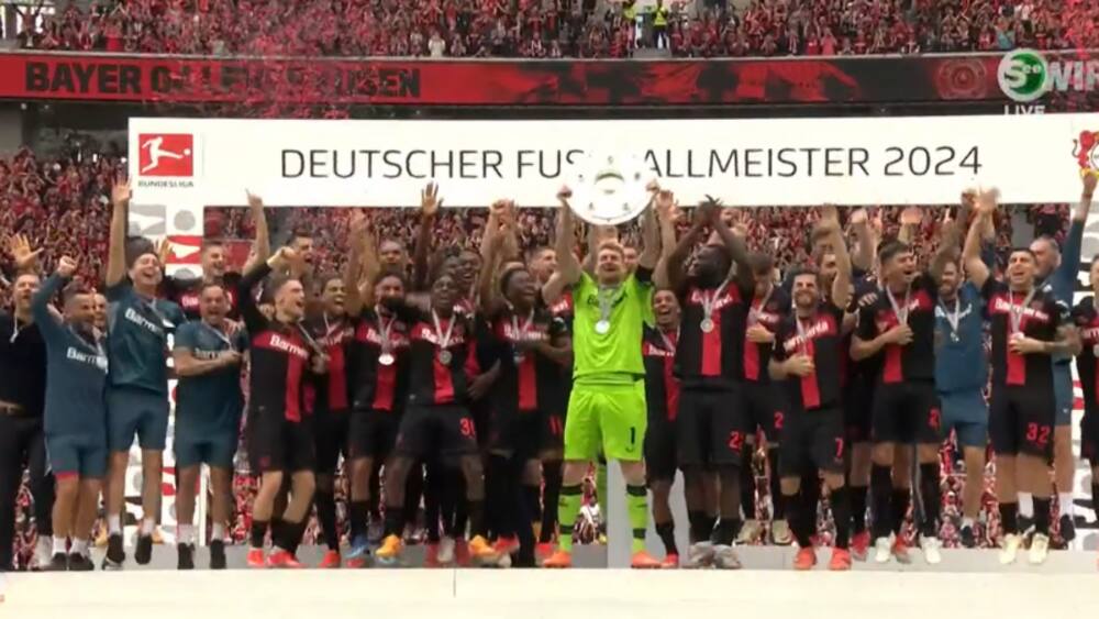Her sker det: Leverkusen løfter Bundesliga-trofæet