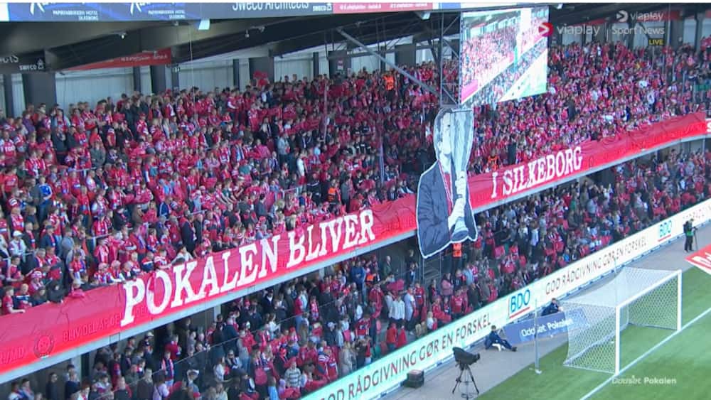 Kent Nielsen hyldes med tifo inden pokalbrag mod BIF