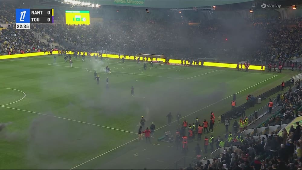 Grimme scener: Fans stormer banen i Nantes