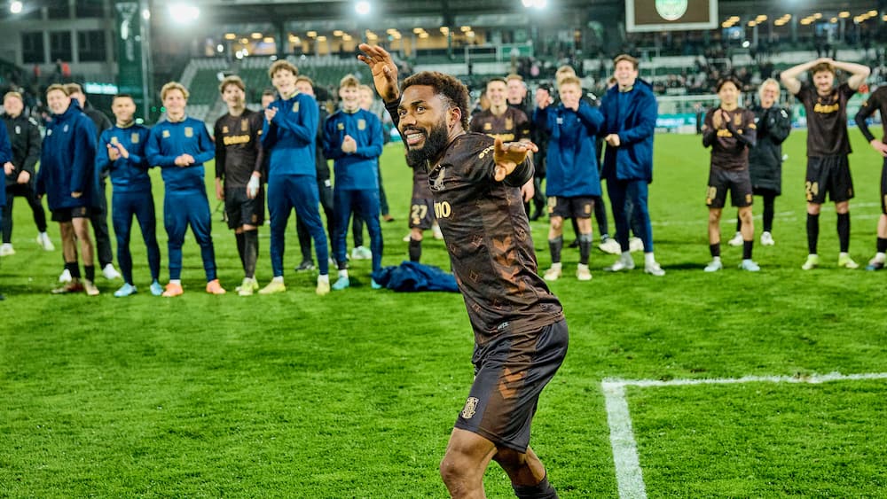 Emmanuel Dennis træner med i Brøndby