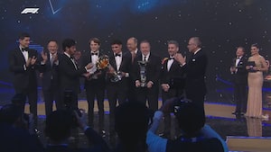 Den er hjemme: Her får Norris verdensmester-trofæet