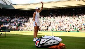 Overlegne Swiatek uddeler æg og er klar til Wimbledon-finalen
