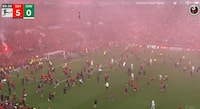 Guld-kaos: Leverkusen-fans invaderer banen