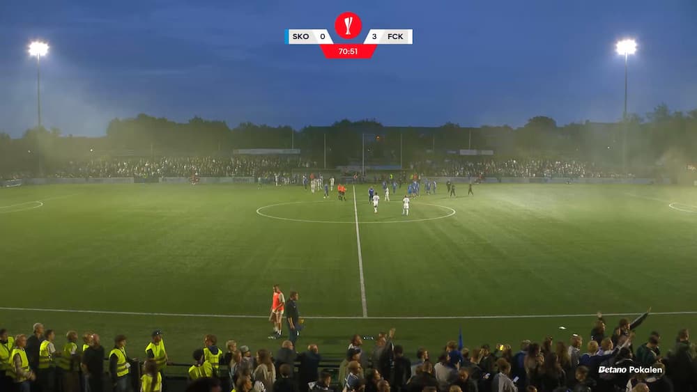 Gule røgbomber på banen: Er det BIF-fans?