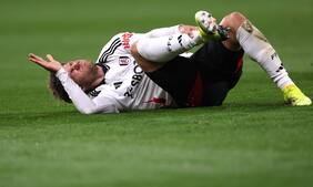 Joachim Andersen får hårdhændet behandling af Senesi