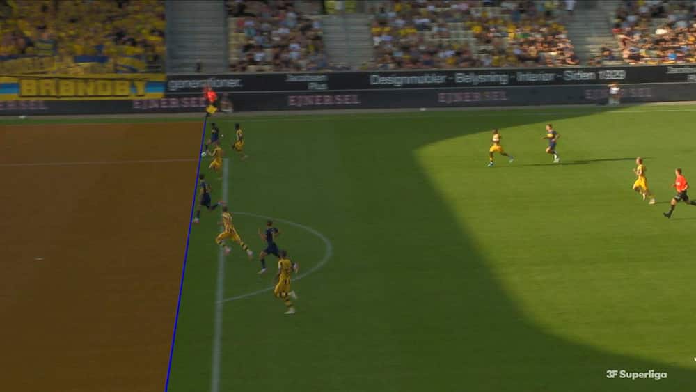 Millimeter fra 2-0: Fenger offside