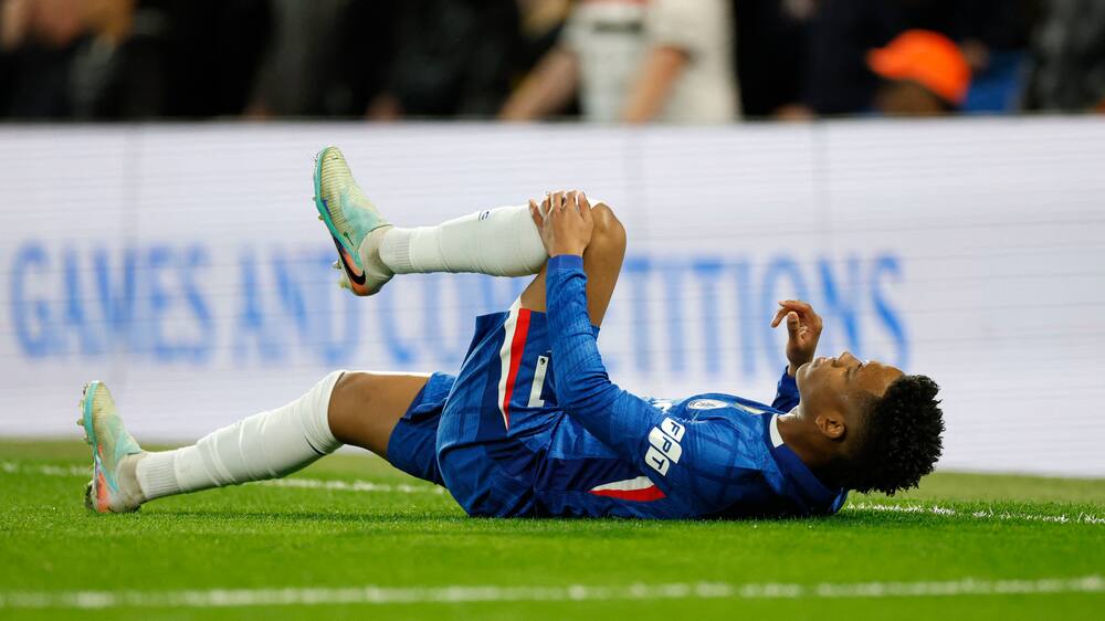 Estevao i tårer efter baglårsskade