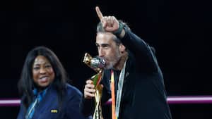 Spaniens verdensmestre giver guldtræner sparket