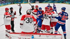 Stærke amerikanere nedbryder ishockeylandsholdet til sidst