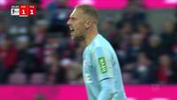 Thorups Augsburg-mandskab deler i porten ude mod Köln