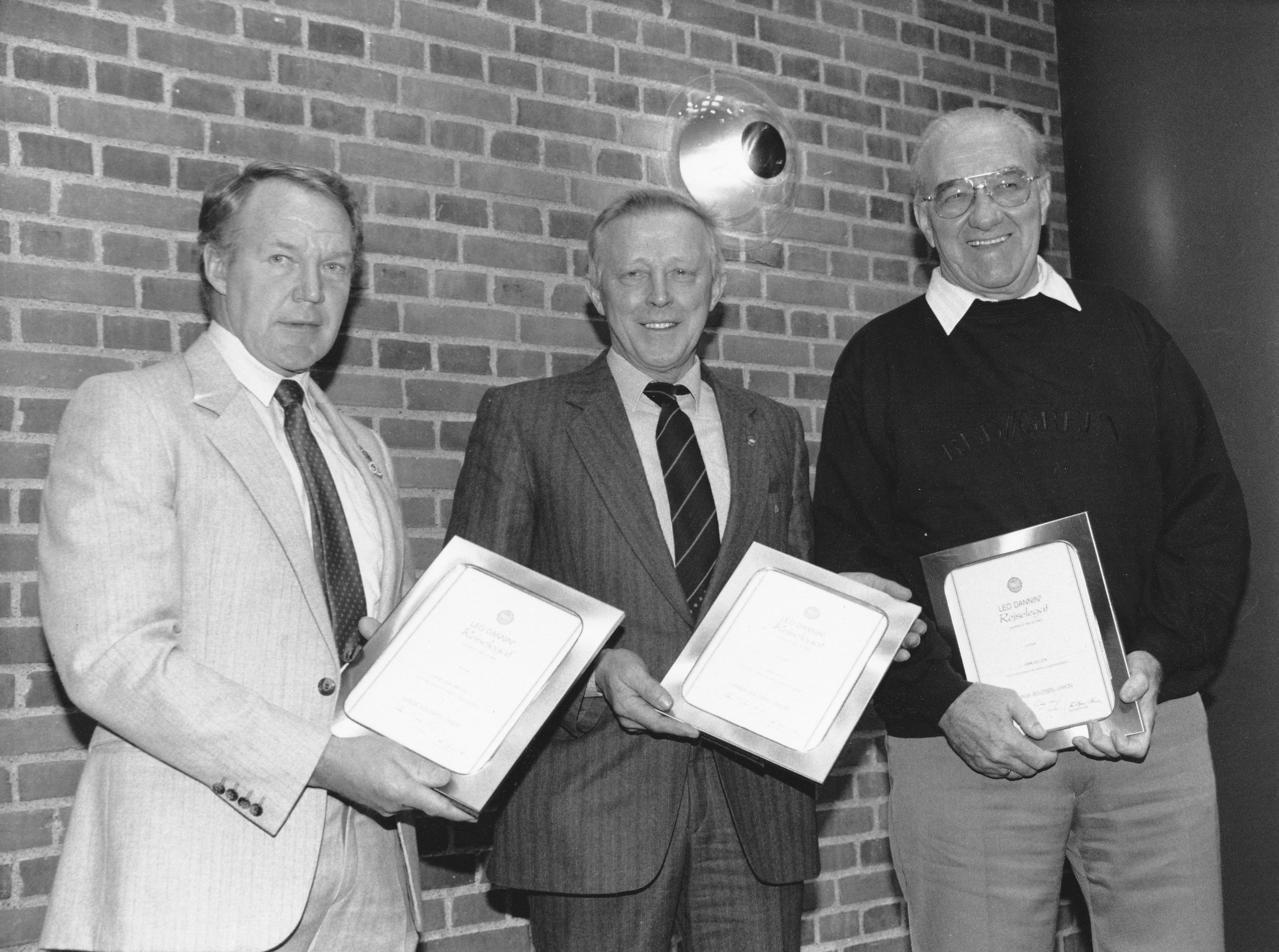 16 drenge siger tak til 95-årig ved at ordne hans have