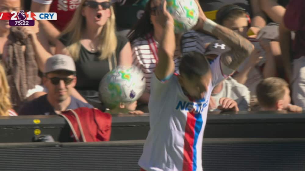 Muñoz ramt af bold kastet fra tribunen