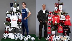 Frank og Bah pynter juletræ for udsatte unge