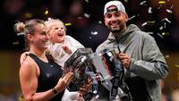 Kyrgios dukker verdensetteren Sabalenka i showkamp