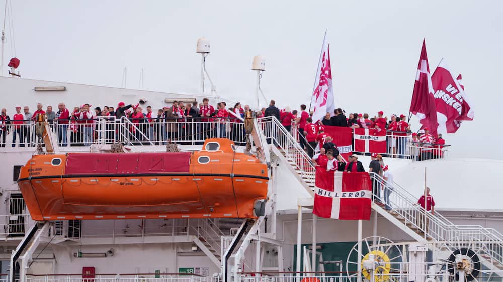 Festklædt Oslobåd ankommer til nordisk fodboldbrag