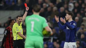 Direkte rødt: Everton-back trækker nødbremse