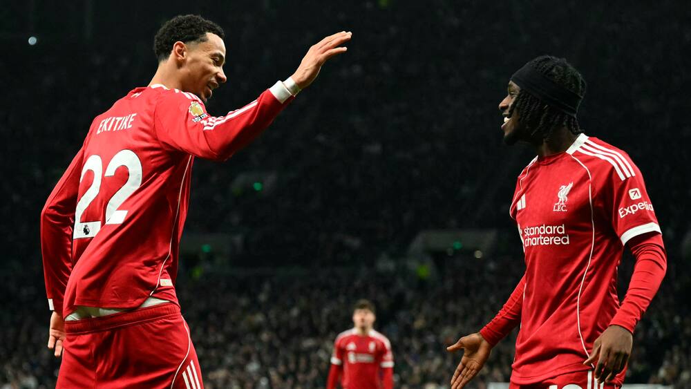 Isak scorer og bliver skadet i Liverpool-sejr mod Spurs