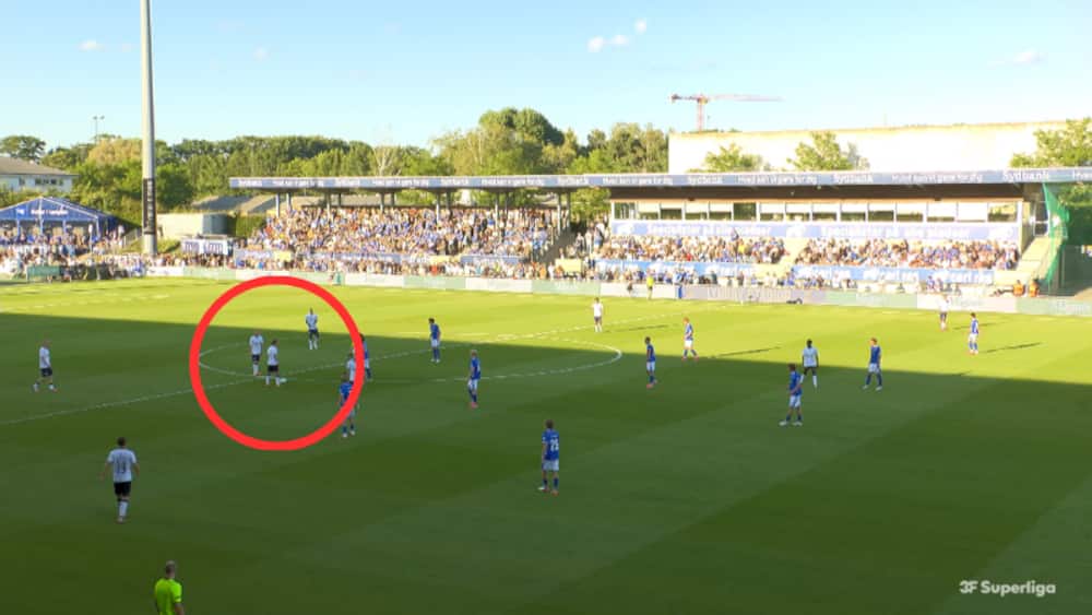 Så du det? Jønsson millimeter fra at score fra midten