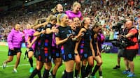 England vinder 2-1 på dramatisk straffe i overtiden