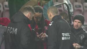 Se her: Mbabu tvunget til at fjerne armbånd før indskiftning