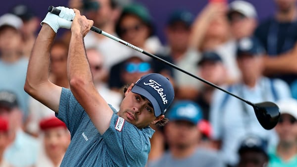 Dansker går ned med flaget i forkortet golfturnering