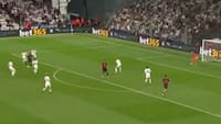 Leverkusen bider igen: Rammer stolpen