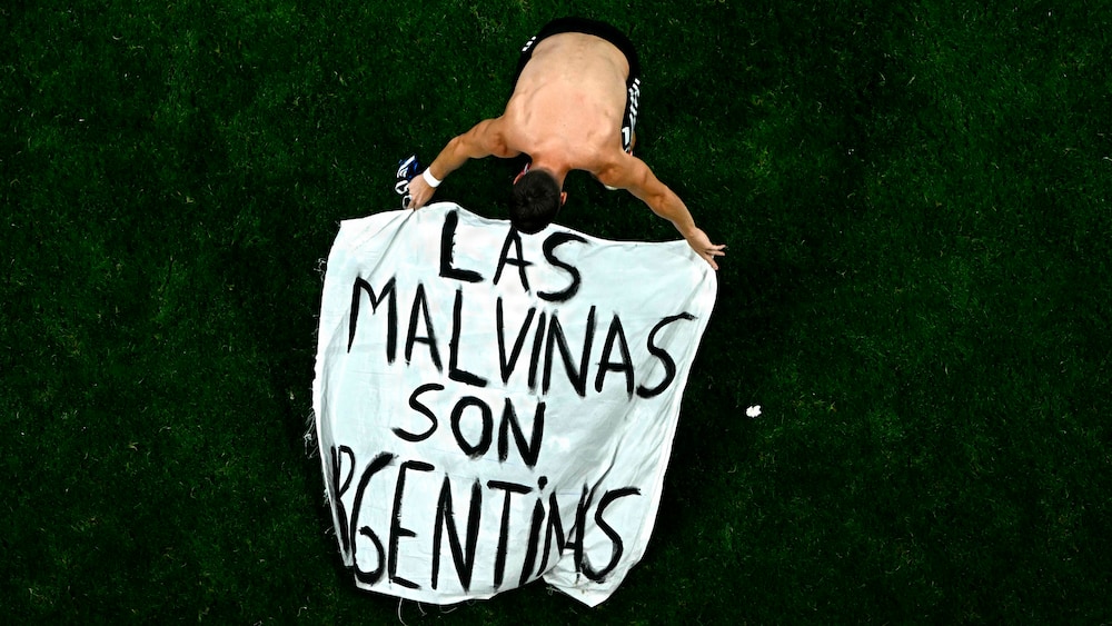 Argentinske spillere med banner: Falklandsøerne tilhører Argentina