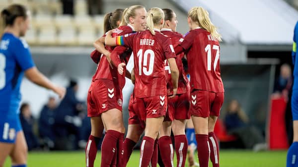 Indskifter skaffer Danmark 1-1 efter Harders afbrænder