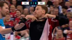 Så du det? Gidsel flår Pytlicks trøje i stykker