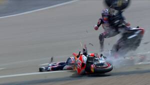 Uhyggeligt crash i MotoGP: Marquez smadrer ind i Zarco