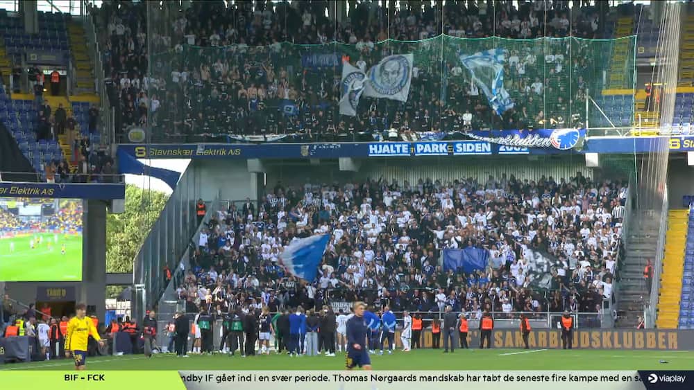 Lang FCK-hyldest: Fejring af sejr i fjendens hule
