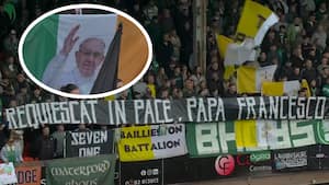 Hylder afdøde pave Frans før guldbrag