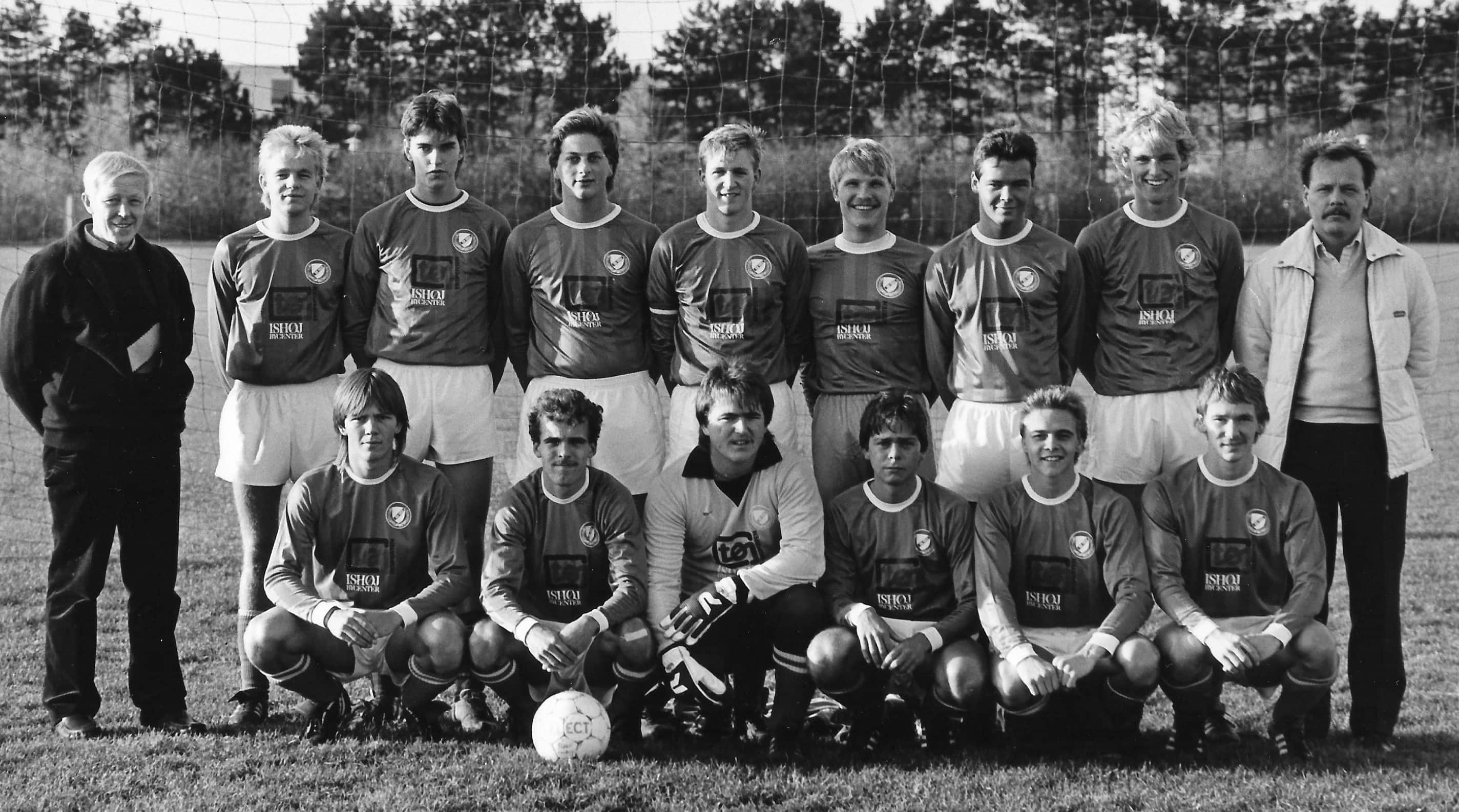 16 drenge siger tak til 95-årig ved at ordne hans have