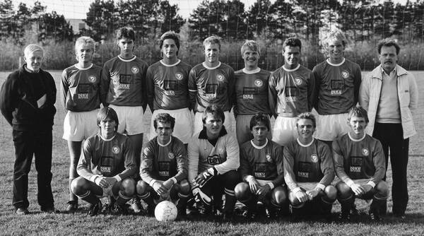16 drenge siger tak til 95-årig ved at ordne hans have