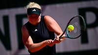 Hårdtslående amerikaner sender Clara Tauson ud af French Open