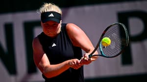 Hårdtslående amerikaner sender Clara Tauson ud af French Open