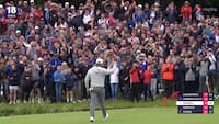 Ekstatisk jubel: McIlroy lægger sig side om side med Lagergren