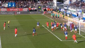 Kurucay møffer bolden i nettet: Schalke foran 2-0 i Kiel