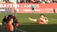 Ung Inter-keeper kasserer kasketten efter fælt drop