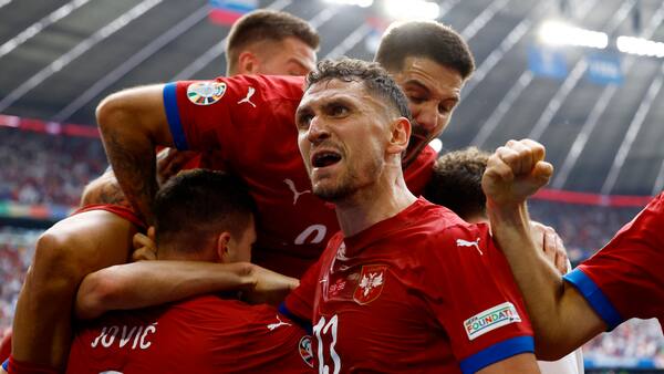 Serbien fratager Slovenien sejren i sidste øjeblik
