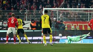 Rønnow begår klodset straffespark mod Dortmund