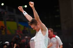VILDT! Axelsen tryner badmintonlegende og vinder OL-bronze