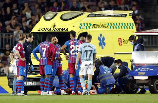 Ambulance kører Barcelona-spiller fra banen efter grimt uheld