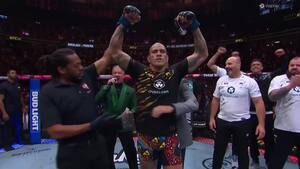 Alex Pereira generobrer titelbælte fra Magomed Ankalaev