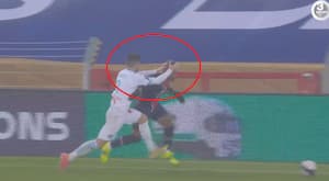GRIM hævnakt: Prøver Marseille-spiller at rive hovedet af Neymar?