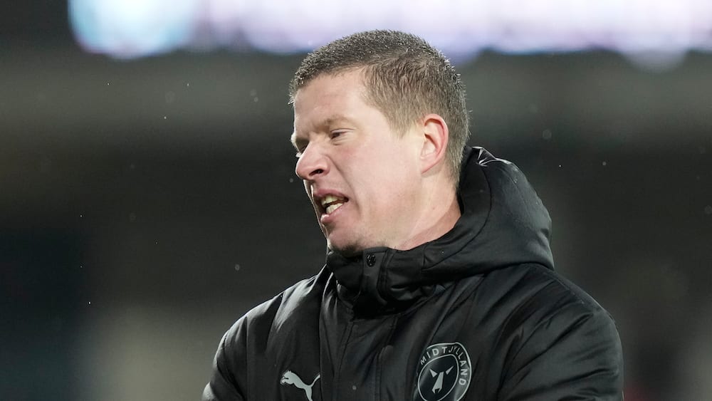 FCM slipper fra heksekedel med smalt nederlag og rødt