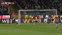 Bruun Larsen helflugter Burnley i front