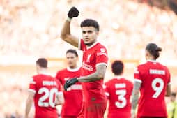 Angrebstrio header Liverpool tilbage på førstepladsen